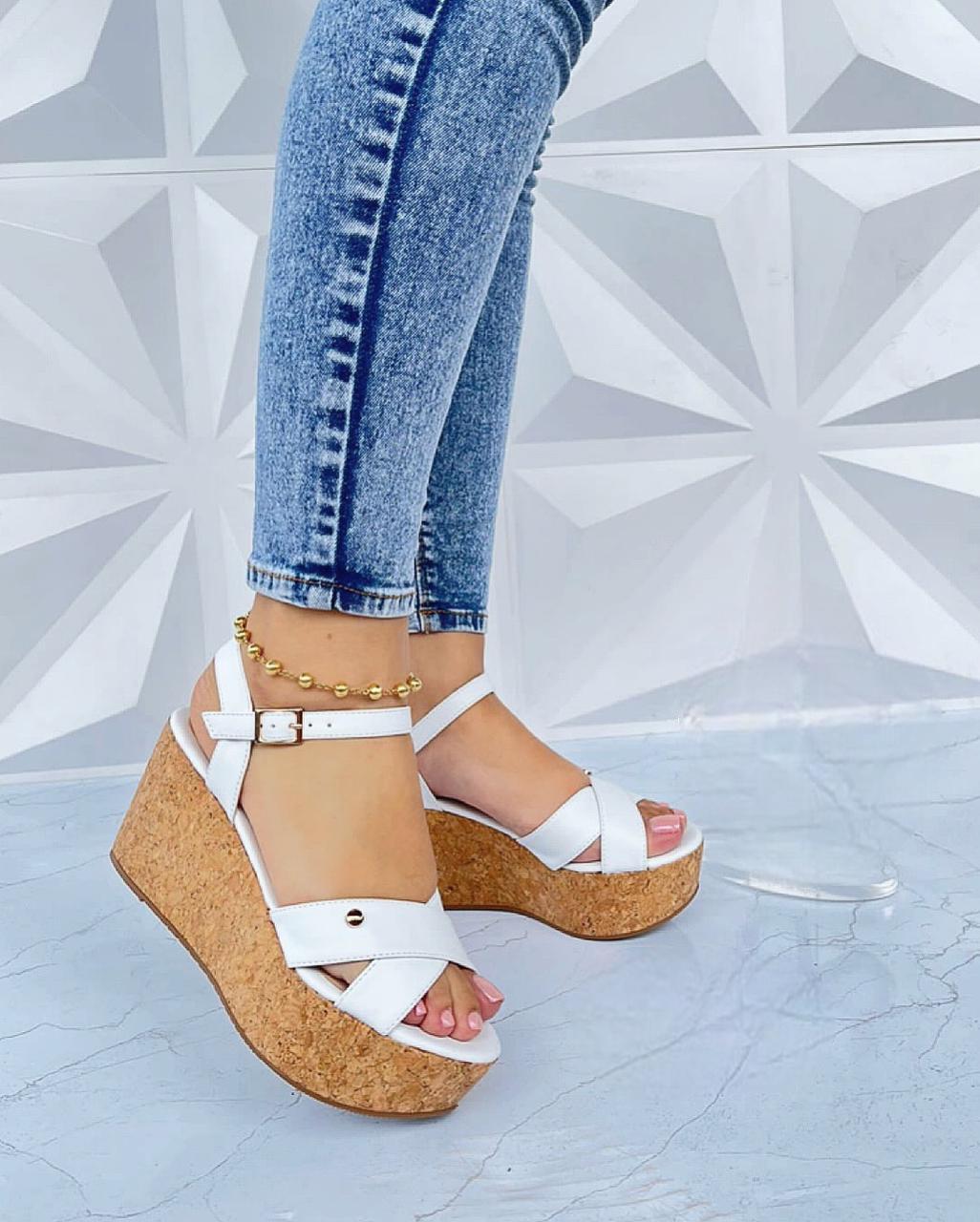 SANDALIAS EN PLATAFORMA DE CORCHO